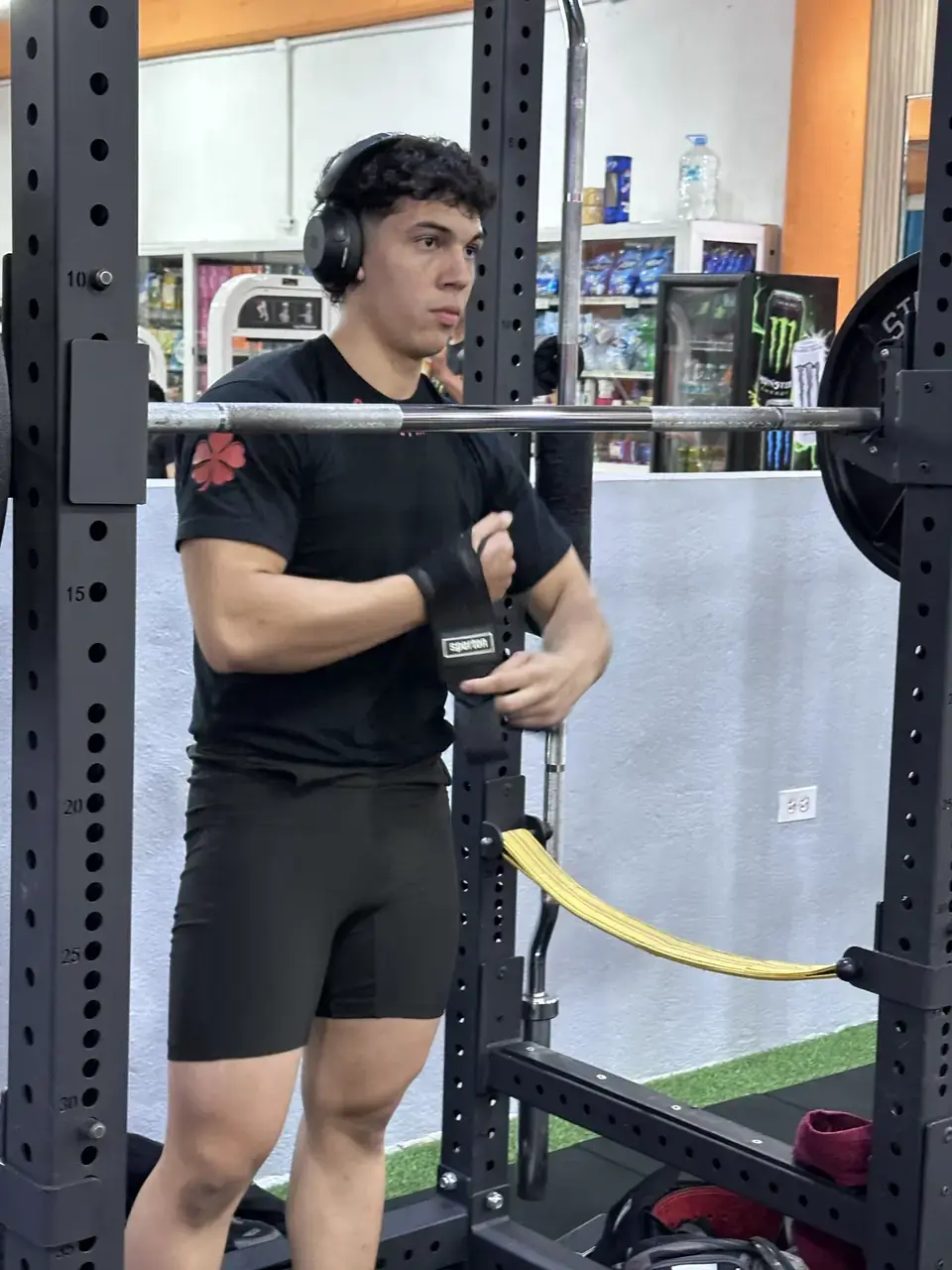 Atleta de Overlimit preparando la barra en el rack durante el qualifier WRPF de Aragua 2026.