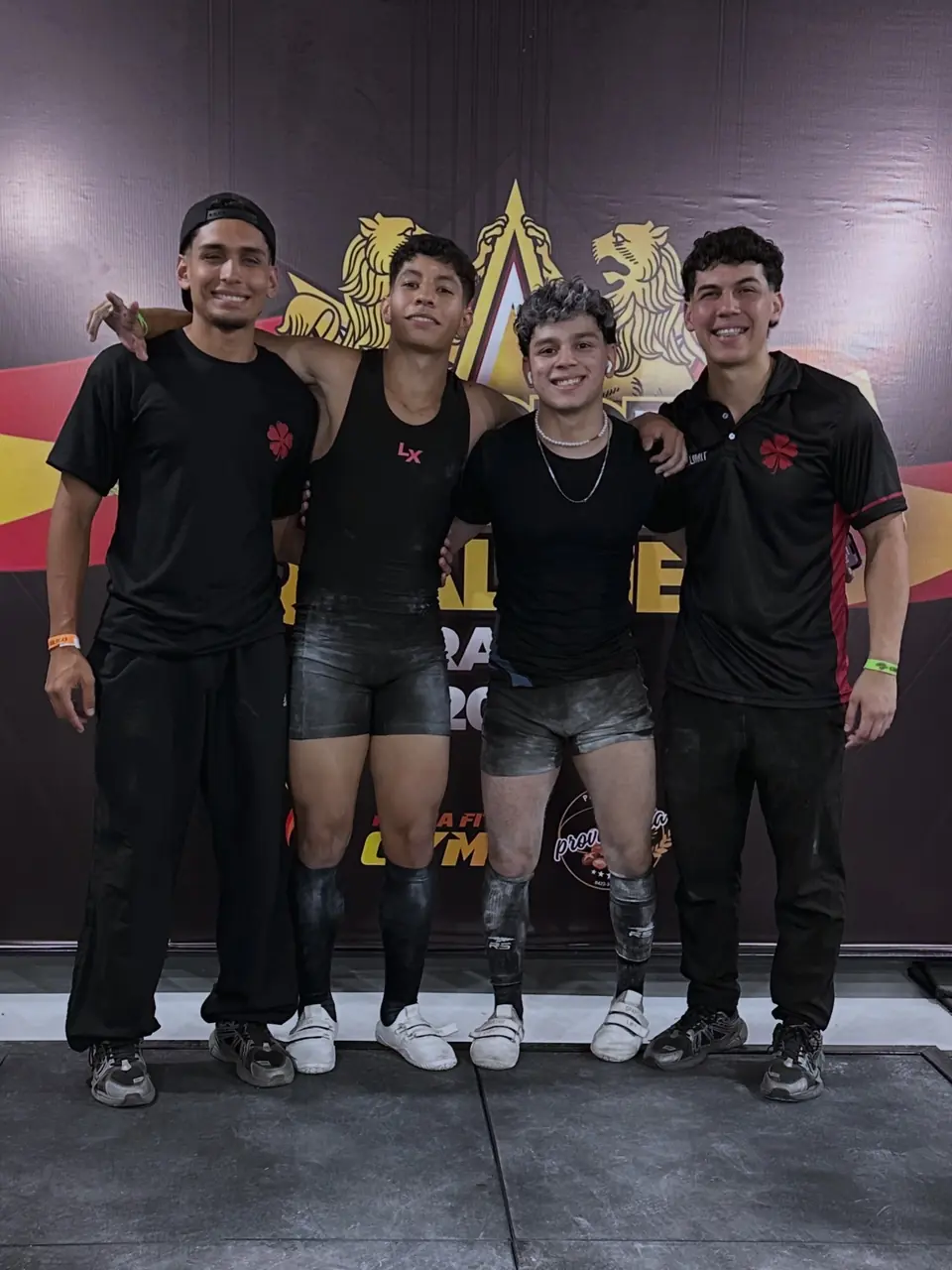 El equipo de Overlimit junto a los trofeos de la competencia, de pie en el podio.