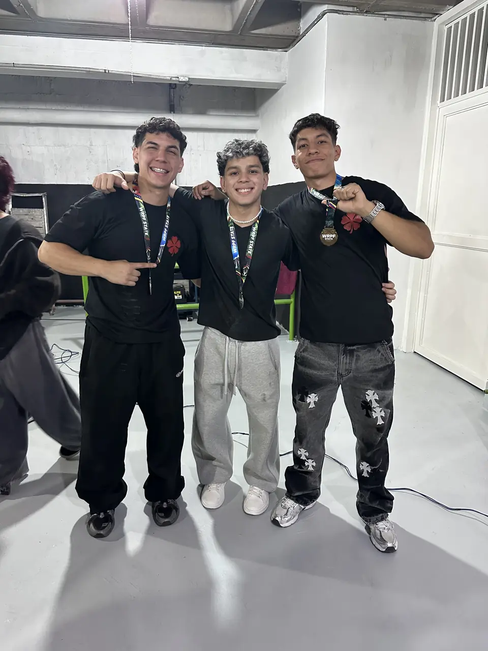 Foto de grupo de los tres con sus medallas colgadas al cuello.