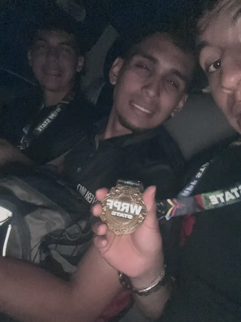 Selfie dentro del auto con el distintivo de la competencia en la mano.