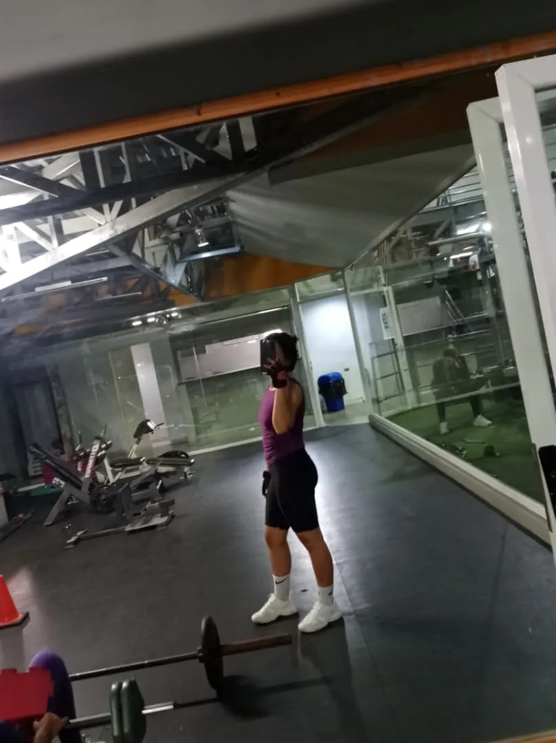 Foto de antes de Paula al iniciar el coaching de fuerza