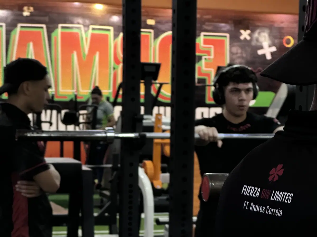 Ali Rondón trabajando en el rack durante una sesión de fuerza en la sala de Overlimit.