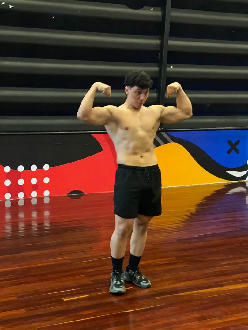 Ali Rondón, cofundador de Overlimit, en plataforma durante la competencia de powerlifting.
